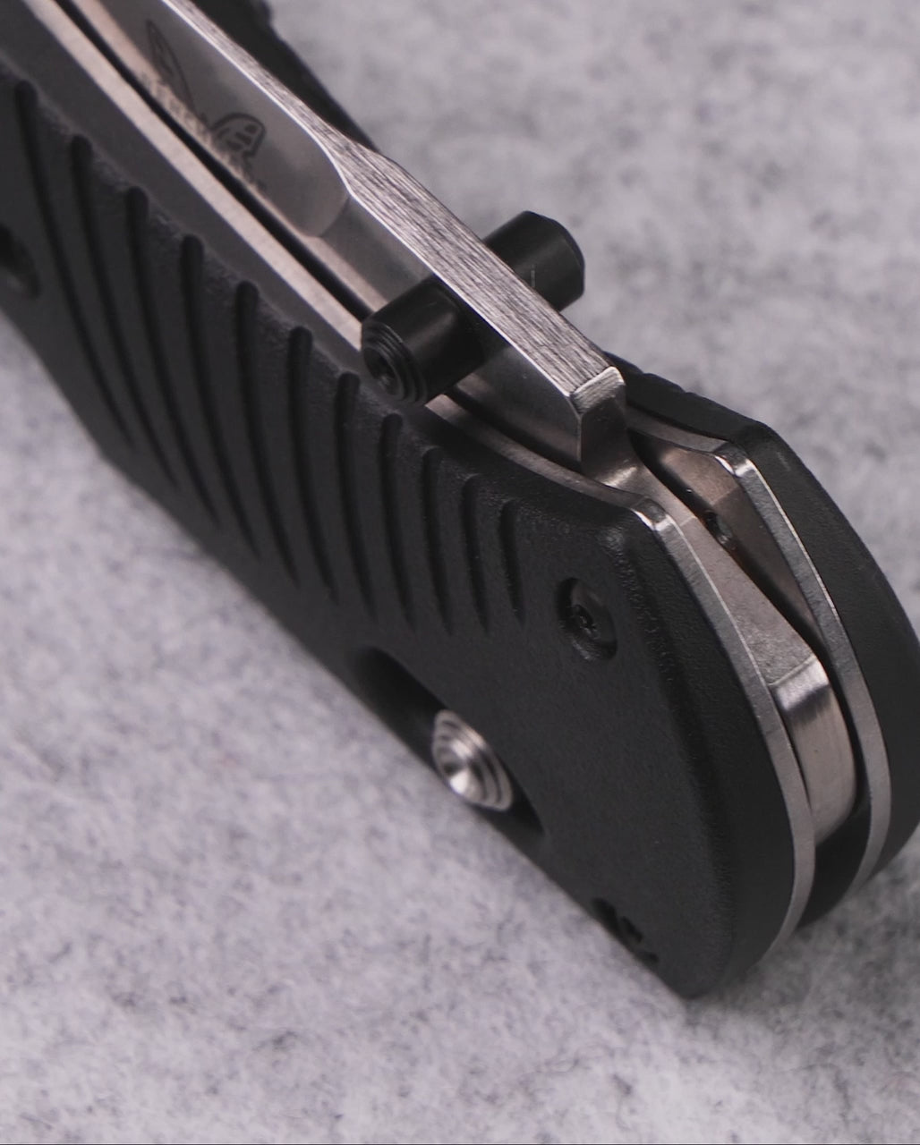 Custom Barrage® - Product video showcasing knife features - Benchmade