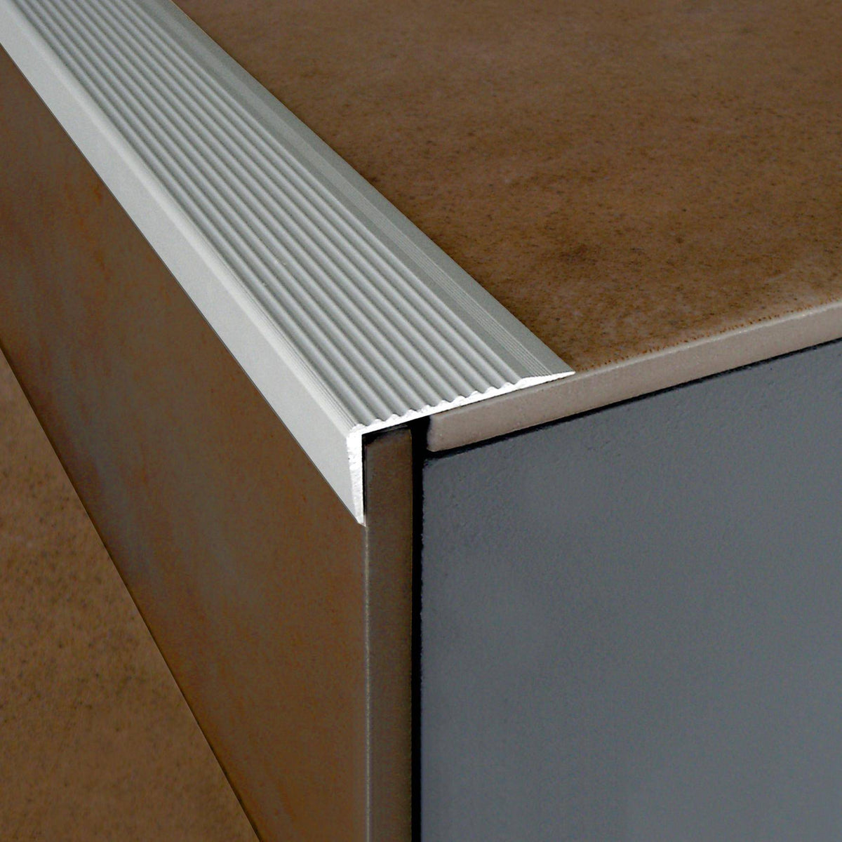 Treppenstufenprofil ungebohrt PROTECT Aluminium eloxiert silber 20mm 270cm