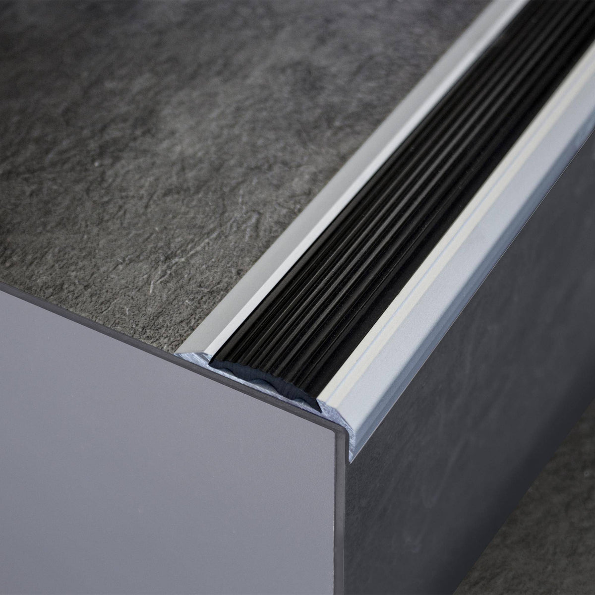 Treppenstufenprofil TREPPENWINKEL Aluminium eloxiert silber 12mm 250cm